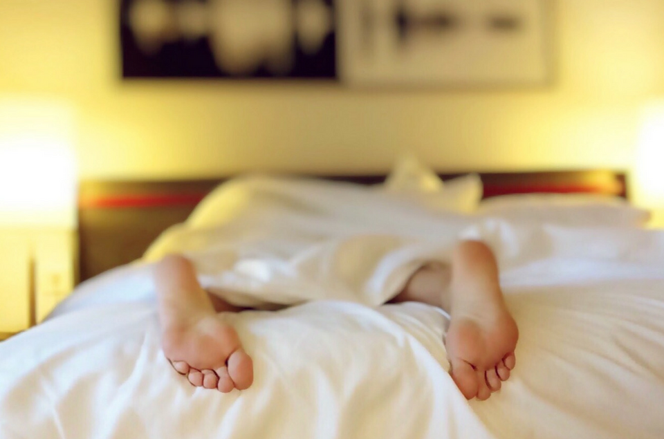 Gedaan met wakker liggen: 3 tips om snel in slaap te vallen