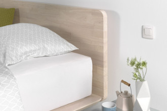 Less bed hout detail hoofdeind
